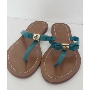 TORY BURCH Leighanne Logo Bow Saffiano Patent Flat Thong Sandal 5.5 Aquarius